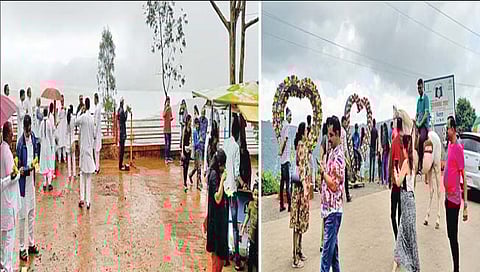 पर्यटकांनी घेतला श्रावणधारांचा आनंद