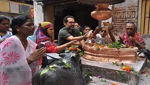 नाशिक : अखेरच्या श्रावण सोमवारनिमित्त शिवमंदिरांमध्ये भक्तांची गर्दी (फोटो)