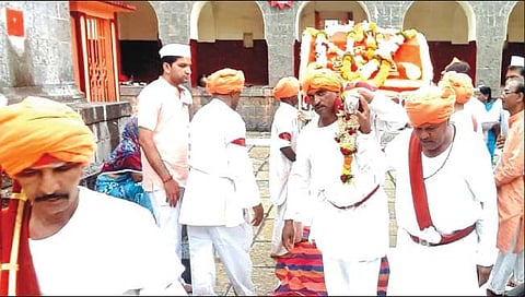 सोलापूर : श्रावणनिमित्त रेवणसिद्धेश्वर महाराज पालखी यात्रेस प्रारंभ