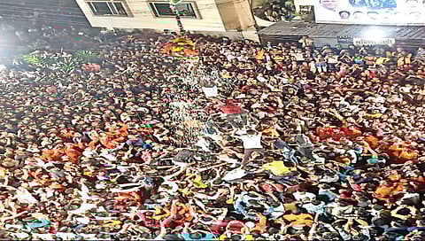 मालेगाव : बारा बंगला भागात दहीहंडी उत्सवाला झालेली गर्दी.