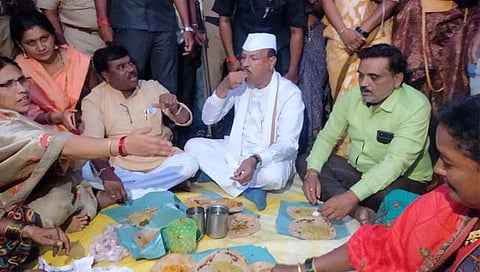 नांदेड : कृषीमंत्र्यांनी बांधावर बसून बेसन भाकरीवर मारला ताव