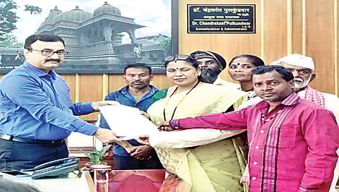 पंचवटी : मनपा आयुक्त चंद्रकांत पुलकुंडवार यांना निवेदन देताना कविता कर्डक व गोंडवाडीतील रहिवासी. (छाया: गणेश बोडके)