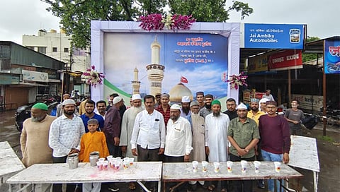 लासलगाव : थंडपेयाचे वाटप करताना मुस्लीम फाउंडेशनचे पदाधिकारी. (छाया : राकेश बोरा)