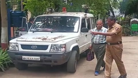 सातपूर : केळूसकर या कंपनी मालकास पोलीस ठाण्यात घेऊन जाताना सातपूर पोलीस. (छाया: कमलाकर तिवडे).