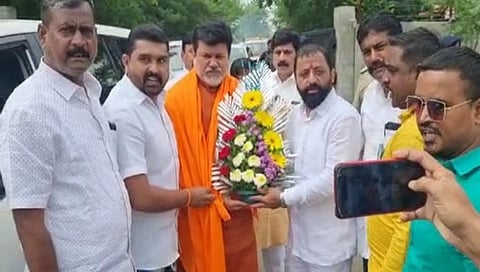 धुळे : विमानतळावर मंत्री उदय सामंत यांच्यासमोर शिंदे गटातील गटबाजीचे प्रदर्शन