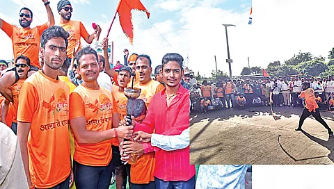 मालेगाव : शहरात दाखल झालेल्या आग्रा ते राजगड गरुडझेप मोहिमेतील शिवज्योतीचे स्वागत करताना हिंदू-मुस्लिम नागरिक. दुसर्या छायाचित्रात चित्तथरारक साहसी खेळांचे प्रात्यक्षिक पाहण्यासाठी झालेली गर्दी.
