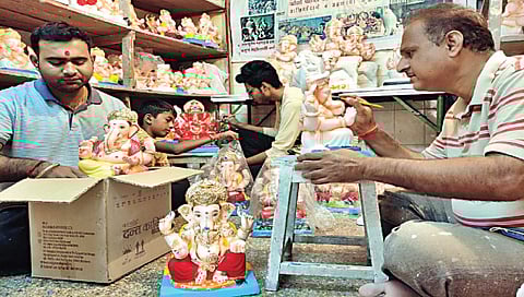 सिडको : परिसरातील गणेश चौक भागात गणेश मुर्तींवर रंगरगोटी करताना मोरे कुटुंब (छाया : राजेंद्र शेळके)