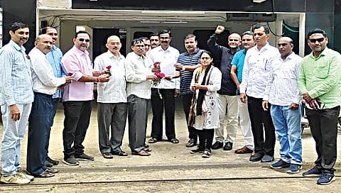 सिडको : एनडीएसटी सोसायटीसमोर अधिकारी व कर्मचारी यांचा सत्कार करताना आर. डी. निकम, सचिन देशमुख, आशिष पवार, नीलेश ठाकूर, सुधीर पाटील, प्रदीपसिंह पाटील, क्षीरसागर आदी.