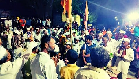 सोलापूर : वानराच्या अंत्ययात्रेला लोटला सारा जनसागर; टाळमृदंगाच्या गजरात केला अंत्यविधी