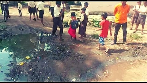 गटारीच्या पाण्यातून विद्यार्थ्यांचा शाळेला जाण्यासाठी जिवघेणा प्रवास; ग्रामपंचायतीचा भोंगळ कारभार