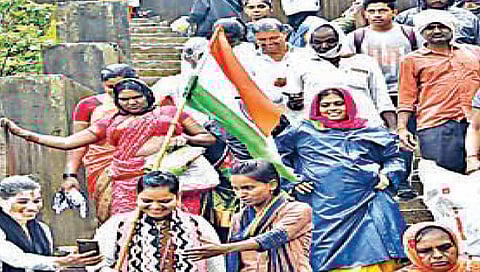 नाशिक : हाती तिरंगा घेत भाविकांची ब्रह्मगिरी फेरी