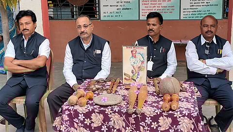 पिंपळनेर : क्रीडा दिनानिमित्त भारतीय हॉकीचे जादूगार मेजर ध्यानचंद यांचे प्रतिमापूजन करताना क्रीडा प्रशिक्षक गांगुर्डे, पर्यवेक्षक व क्रीडाशिक्षक एच. के. चौरे, प्राचार्य एम. ए. बिरारीस, उपप्राचार्य एम. डी. माळी, प्रा. के. यु. कोठावदे.