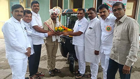 देशप्रेमी रिक्षा चालकाची स्वातंत्र्यदिनानिमित्त प्रवाशांना मोफत सेवा