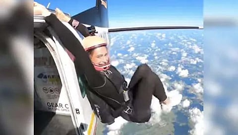 Skydiving आधी 'तिचा' हवेत एक्सरसाइज...(व्हिडिओ )