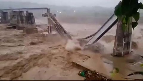 हिमाचल प्रदेशात मुसळधार पावसाने हाहाकार; रेल्वेपूल पत्यांसारखा कोसळला; पहा व्हिडिओ