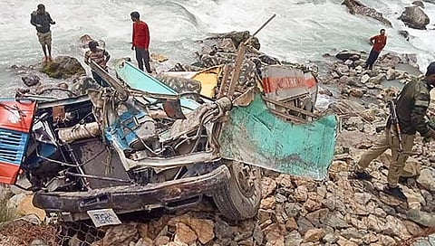 जम्मू- काश्मीर : आयटीबीपी जवानांची बस नदीपात्रात कोसळली, ७ जणांचा मृत्यू, ३० जखमी