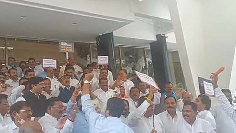 मुंबई : विधान भवनच्या पायऱ्यांवर सत्ताधारी-विरोधक भिडले (व्हिडिओ)