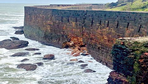 रत्नागिरी : विजयदुर्ग किल्ल्याची पश्चिम तटबंदी ढासळली