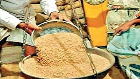 रत्नागिरी : दापोलीत श्रीमंत तुपाशी, गरीब मात्र उपाशी; धनवान झालेत प्राधान्य कुटुंबातील लाभार्थी