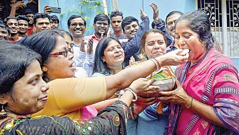 आईने शिवणकाम करून अचिंतचे स्वप्न केले साकार