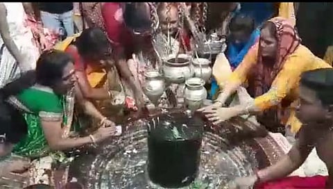(Video) बीड : पहिल्या श्रावण सोमवारनिमित्त परळी वैजनाथ मंदिरात भाविकांची गर्दी