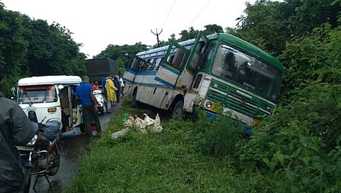 सिंधुदुर्ग : मणेरी येथे उस्मानाबाद-पणजी एसटी बसला अपघात