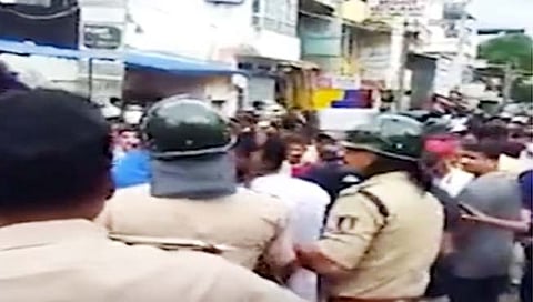 सावरकर-टीपू सुलतानच्या पोस्टरवरून वाद; कर्नाटकमधील शिवमोगा शहरात जमावबंदी लागू