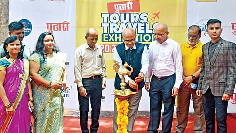 कोल्हापूर : दै. पुढारी आयोजित ‘टूर्स अँड ट्रॅव्हल्स-2022’ प्रदर्शनाचे दीपप्रज्वलनाने उद्घाटन करताना शिवाजी विद्यापीठाचे कुलगुरू डॉ. डी. टी. शिर्के, दै. ‘पुढारी’चे सरव्यवस्थापक (ऑपरेशन्स) राजेंद्र मांडवकर, कार्यकारी संपादक विजय जाधव, सौ. वर्षा बुगडे, नंदिनी खुपेरकर, योगेश सोनटक्के, प्रज्ज्वल बुगडे, बळीराम व्हराडे आदी.(छाया : पप्पू अत्तार)