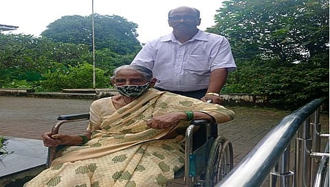 गोवा : पंचायत निवडणुकीत ज्येष्ठ नागरिकांसोबतच युवकांचेही उत्स्फूर्तपणे मतदान