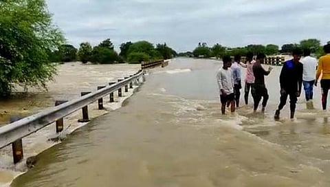 गडचिरोली : चौथ्या दिवशी १७ मार्ग बंद, आरमोरीनजीकच्या वैनगंगा नदीच्या पुलावर पाणी