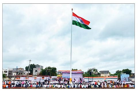 जामखेड : संविधान स्तंभ चौकात आमदार रोहित पवार यांच्या माध्यमातून उभारण्यात आलेला 100 फूट तिरंगा. (छाया : दीपक देवमाने)