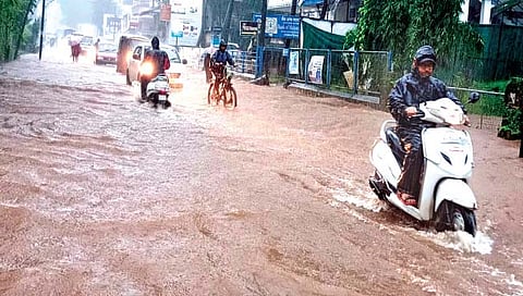 रत्नागिरी : चिपळुणात पूर, गुहागरला तडाखा; जिल्ह्यात ‘रेड अलर्ट’