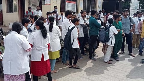 औरंगाबाद : घाटी रूग्णालायातील निवासी डॉक्टरला रूग्णाच्या नातेवाईकांकडून मारहाण