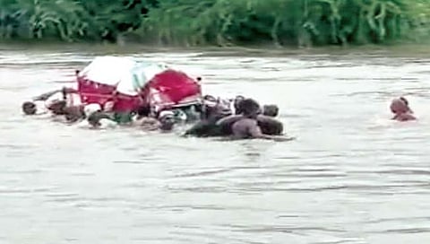 सोलापूर : अक्कलकोट तालुक्यात महापुरातून अंत्ययात्रा !