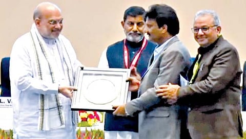 सातारा जिल्हा बँकेचा अमित शहा यांच्या हस्ते गौरव