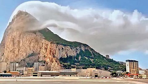 ढग बनवणारा अनोखा डोंगर!