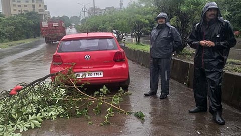 कोल्हापूर : भरधाव मोटारीने चार कामगारांना चिरडले, एकाची प्रकृती चिंताजनक, कोल्हापुरातील रिंग रोडवरील भीषण घटना
