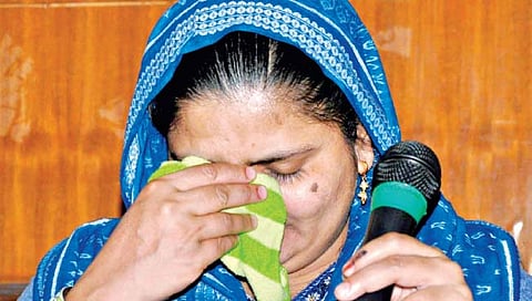 बिल्किस बानो खटल्यातील दोषींची सुटका कशी केलीत?