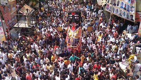 नागपूर : ‘५० खोके एकदम ओके’ म्हणत निघाला राजकीय भ्रष्टाचाराचा बडग्या; मारबत पाहण्यासाठी लोटली अलोट गर्दी (व्हिडिओ)