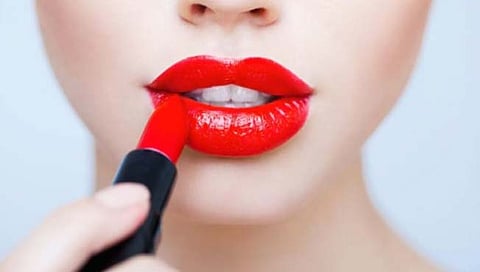 Lipstick detect recession : लिपस्टिक आणि अंडरवेअर विक्रीवरुन आर्थिक मंदीचा अंदाज येतो? जाणून घ्या ‘थिअरी’ …