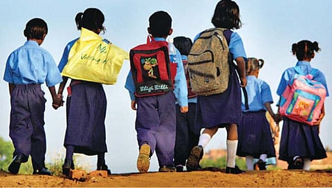 कोल्हापूर : चिमुकल्यांची शिक्षणासाठी पायपीट