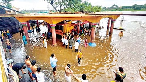 नृसिंहवाडीत दुसरा दक्षिणद्वार सोहळा