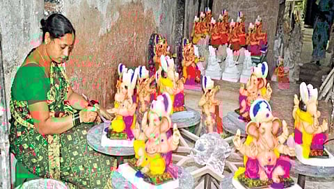 कोल्हापूर : पावसाच्या उघडिपीमुळे गणेशमूर्ती कामास वेग