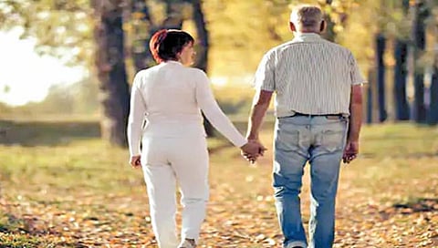 महिलांपेक्षा पुरुष अधिक जगतात!