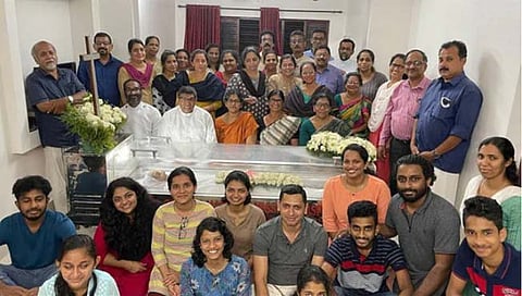 Funeral and Family : अंत्यसंस्कारापूर्वी कुटुंब ‘रमले’ हास्यात..! केरळच्या मंत्र्यांनी केला ‘तो’ फाेटाे शेअर
