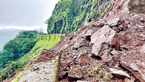 सिंधुदुर्ग : भुईबावडा घाटात मोठी दरड; मार्ग ठप्प; फोंडाघाटमार्गे वाहतूक वळवली