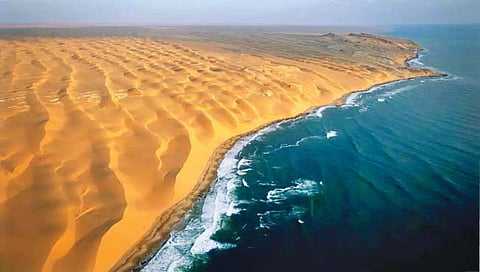 वाळवंट संपते आणि सुरू होतो महासागर!