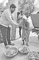 लातूर : 85 वर्षांच्या आजीने केला ओला सुका कचरा वेगळा