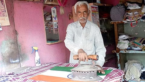 लातूर : जीवनाच्या घडीपेक्षा राष्ट्रध्वजाच्या घडीची काळजी, पानचिंचोलीच्या वरटे कुटुंबियाकडून राष्ट्रध्वजाला मोफत इस्त्री