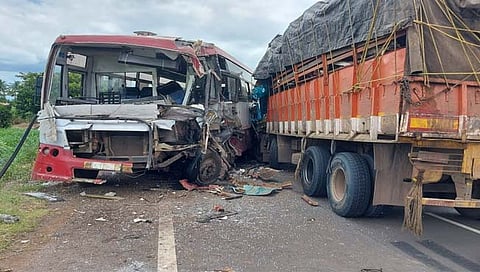 पंढरपूर-कराड रस्त्यावर बस-ट्रकचा अपघात; २ ठार, ६ जखमी